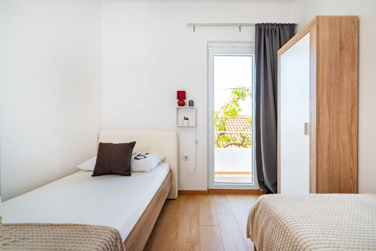 Apartment Maia Lena For Family 야세니스 외부 사진
