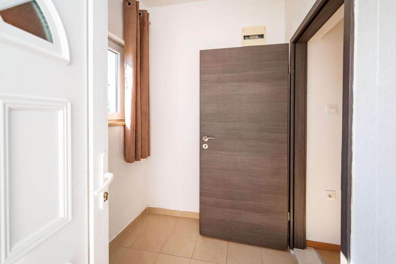 Apartment Maia Lena For Family 야세니스 외부 사진