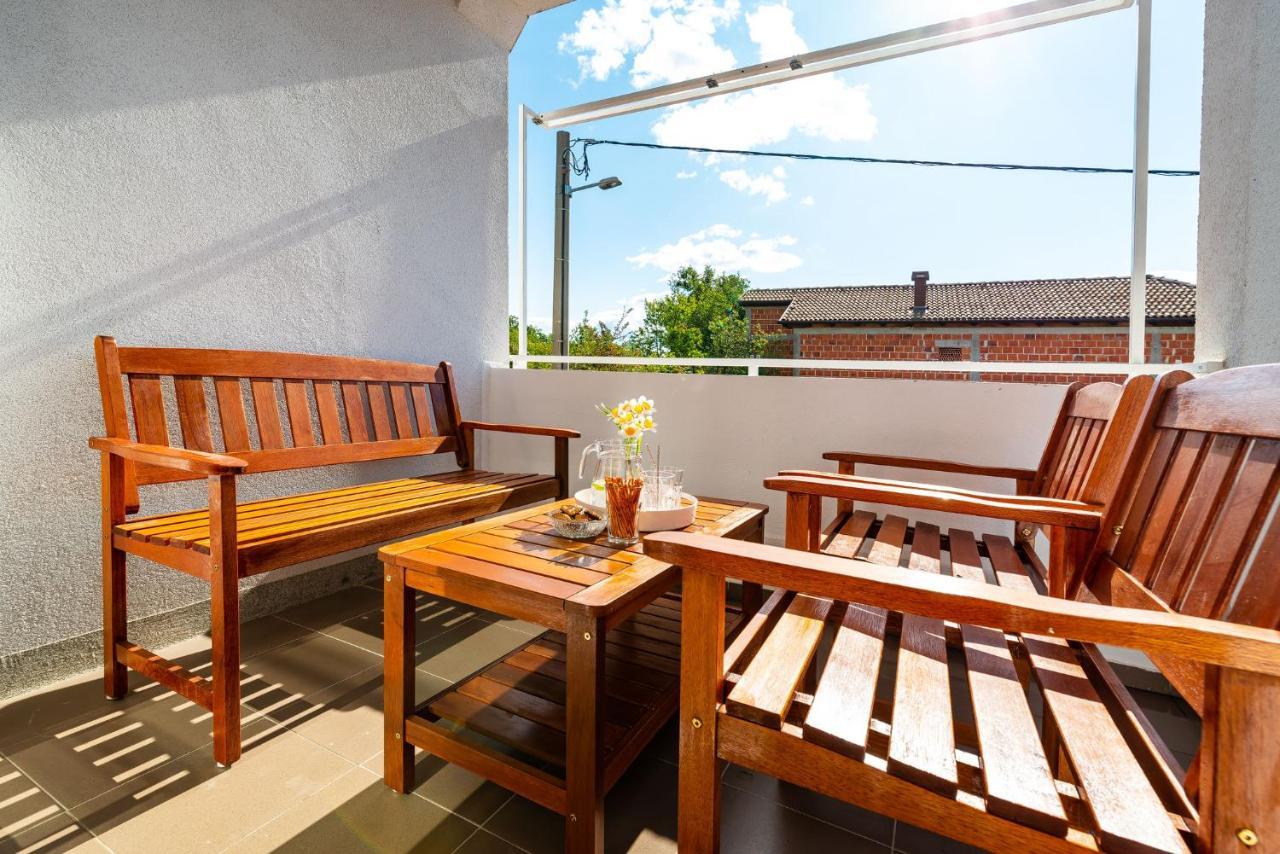 Apartment Maia Lena For Family 야세니스 외부 사진
