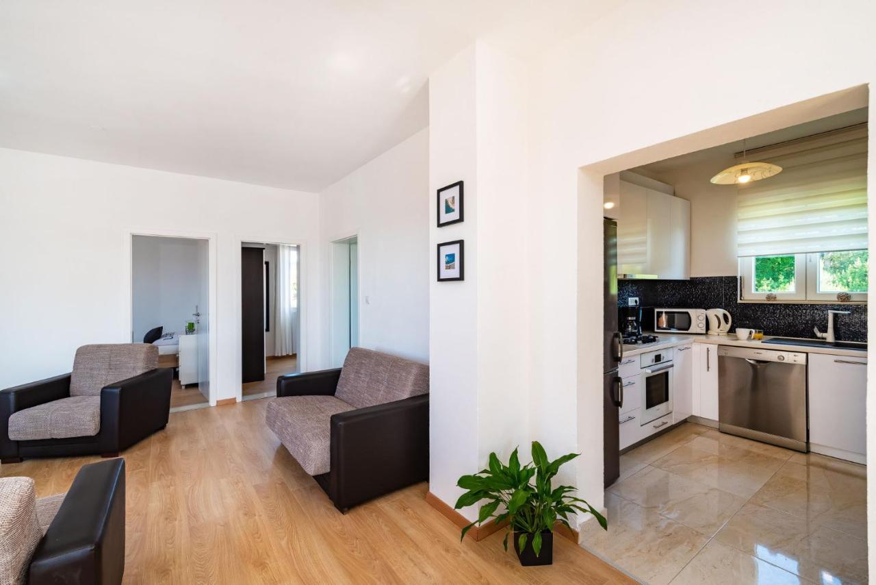 Apartment Maia Lena For Family 야세니스 외부 사진