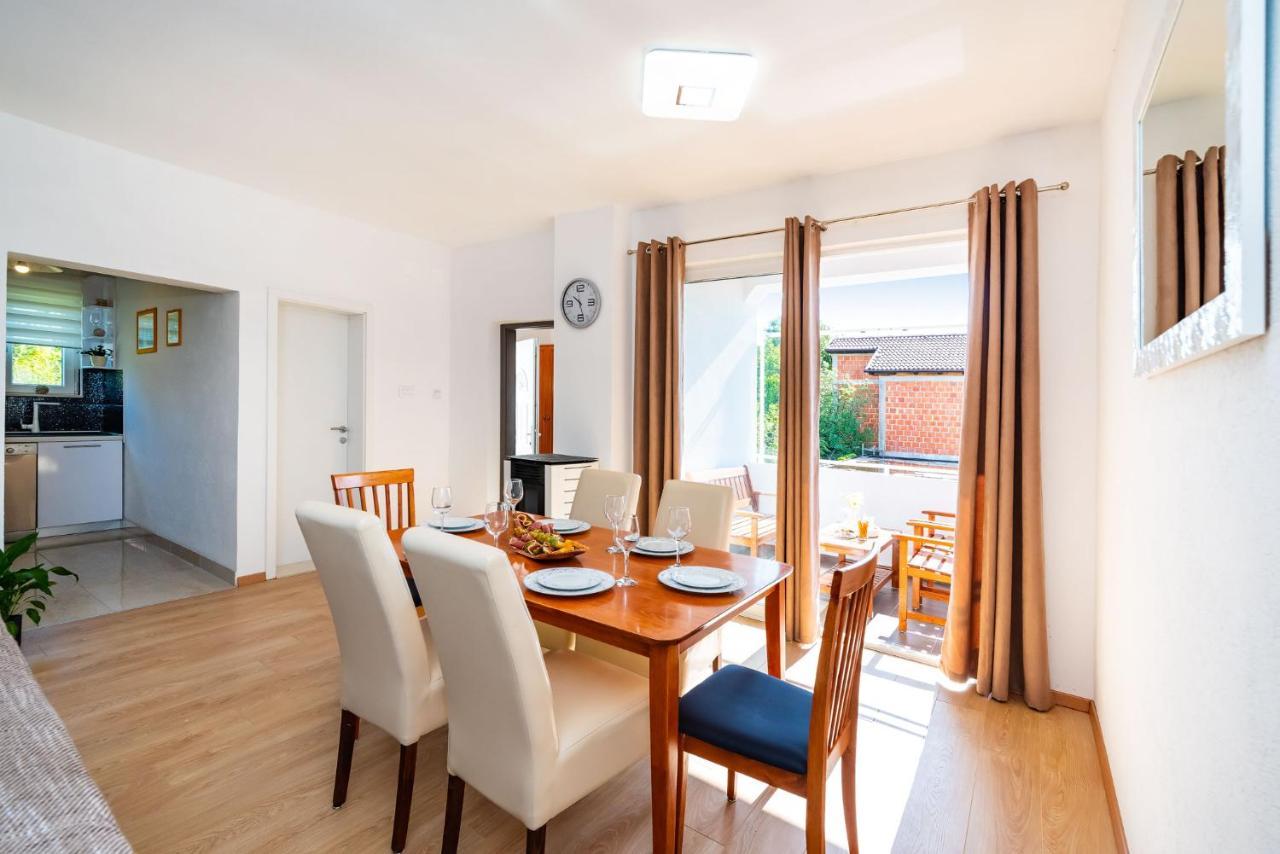 Apartment Maia Lena For Family 야세니스 외부 사진